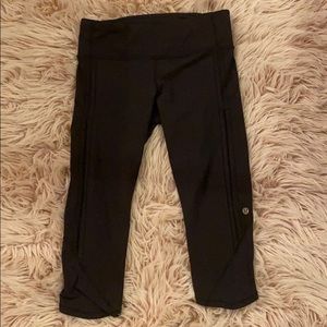 black lululemon capri leggings